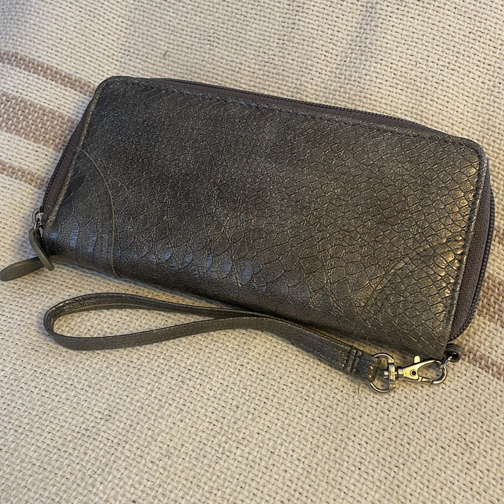 Metallic Wallet With Wristlet GUC - Picture 2 of 10